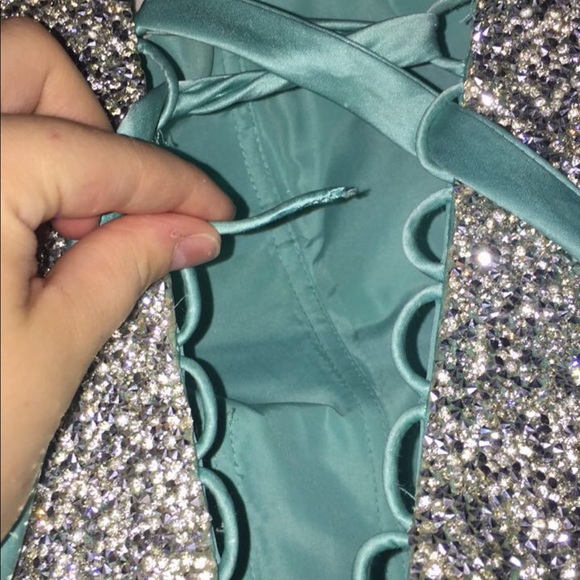 ••PROM DRESS•• - Picture 4 of 6